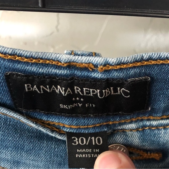 Banana Republic|Medium wash distressed skinny jeans, size 10/30 ••• - Picture 7 of 11